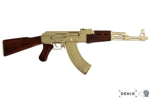 Kullattu replika-ase AK-47 Kalashnikov-rynnäkkökivääri.