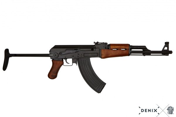 Replika-ase Kalashnikov-rynnäkkökivääri.