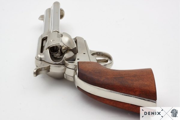 Jäljitelmäase Villin lännen revolveri Colt Peacemaker.