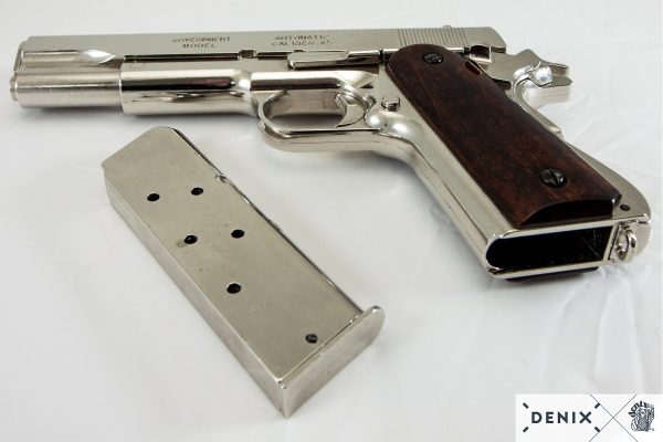 Asejäljitelmä Colt 1911-A1 pistooli niklatulla viimeistelyllä.