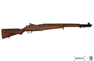 Replika-ase M1 Garand itselataava sotilaskivääri.