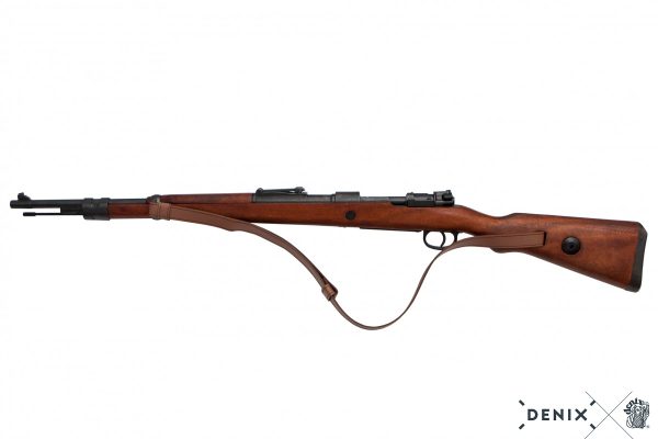 Asejäljitelmä Mauser 98K sotilaskivääri.