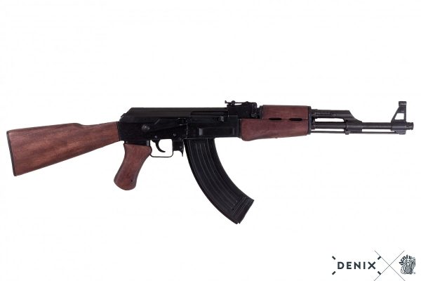 Replika-ase AK-47 Kalashnikov-rynnäkkökivääri.