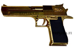 Kultainen ase Desert Eagle.